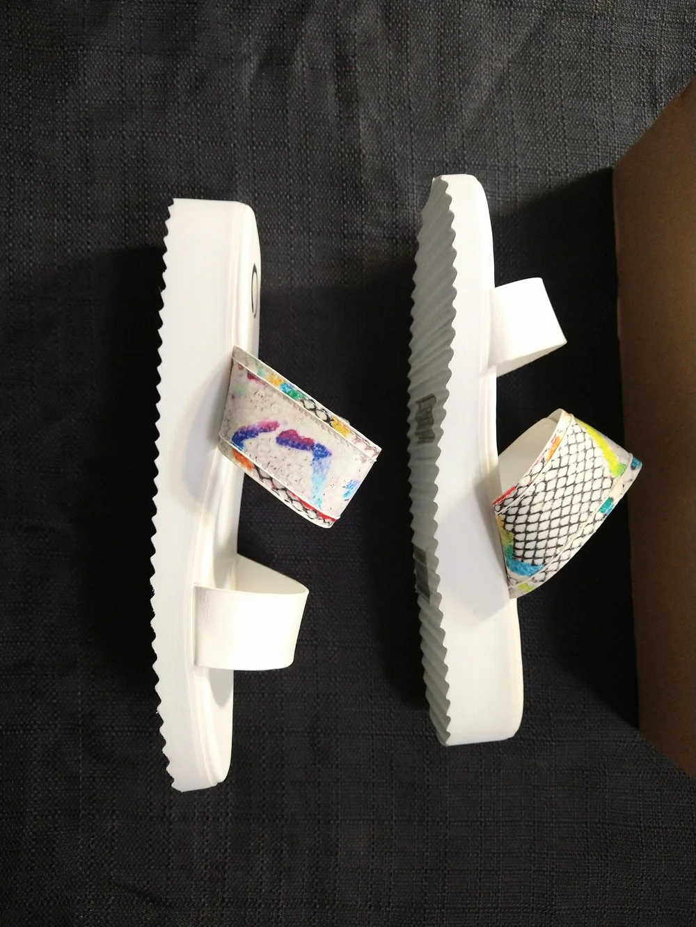 Journee Collection Fennie White Sandals Multicolor Snakeskin Accent Sz 9 Women